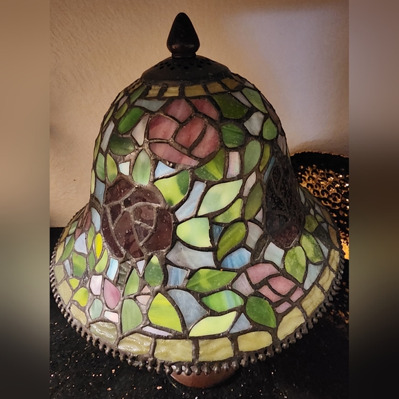 ❤️SOLD❤️ Tiffany Style Stained Glass Accent Lamp Bell Roses - Picture 6 of 8
